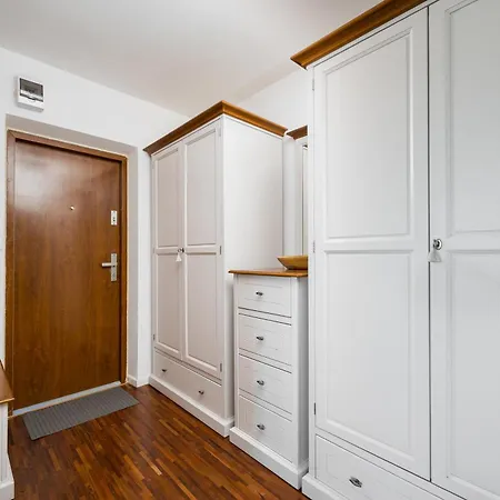 Czerniakowska Quantic By Bookinghost * 华沙