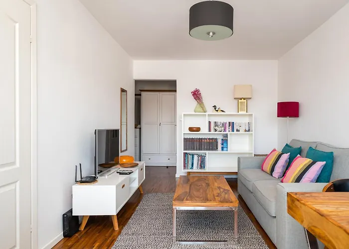 Czerniakowska Quantic By Bookinghost *