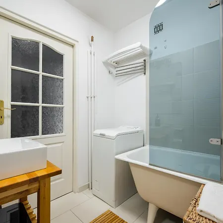 Czerniakowska Quantic By Bookinghost * Varšava